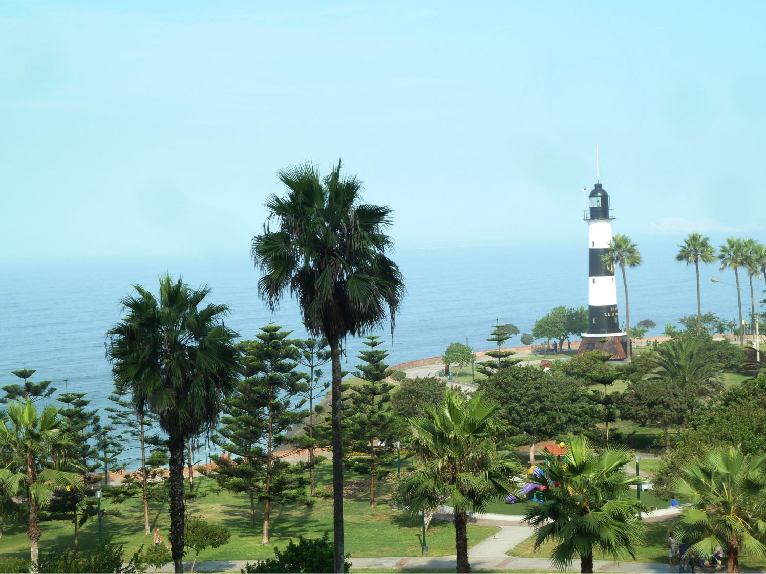 farol de miraflores e oceano pacifico sendo lindo no fundo