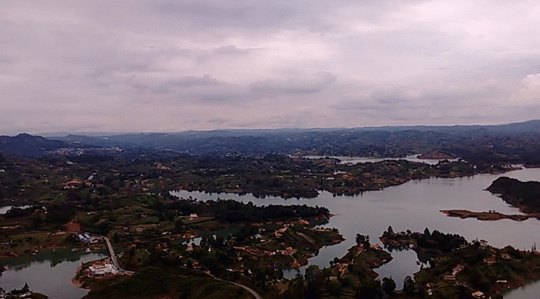 Subir a piedra del penol em dia nublado na colombia.gif