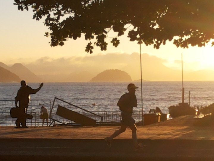 nascer-do-sol-e-corrida-na-praia-de-copacabana