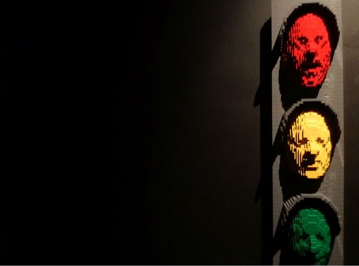 semaforo-de-lego-the-art-of-the-brick-nathan-sawaya