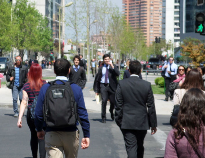 atravessando a rua em Santiago o melhor do Chile