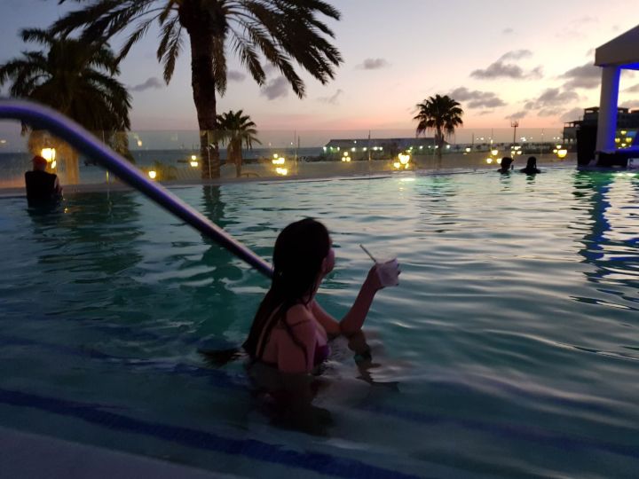 piscina do renaissance aruba marina adults only e o por do sol lindo ali atras.jpg